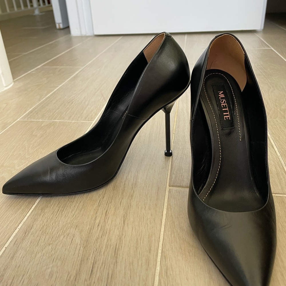 Black stilettos with super sexy heel! Exceptional condition!